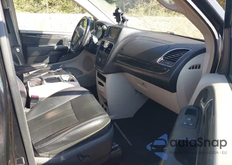 2011 Chrysler Town & Country Touring-L z USA, uszkodzony, nr VIN 2A4RR8DG9BR764502